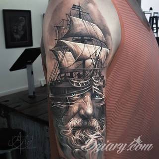 Niesamowite w swojej formie tatuaże-rękawy zajmują cała powierzchnię ramiona i przedramiona. Tworzą jednolitą zdobiącą ciało całość. Taki graficzny rękaw na skórze to tatuaż szczególnie ciekawy w przypadku aktywnych, silnych mężczyzn. 