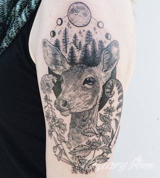 Niesamowite w swojej formie tatuaże-rękawy zajmują cała powierzchnię ramiona i przedramiona. Tworzą jednolitą zdobiącą ciało całość. Taki graficzny rękaw na skórze to tatuaż szczególnie ciekawy w przypadku aktywnych, silnych mężczyzn. 