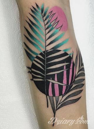 Niesamowite w swojej formie tatuaże-rękawy zajmują cała powierzchnię ramiona i przedramiona. Tworzą jednolitą zdobiącą ciało całość. Taki graficzny rękaw na skórze to tatuaż szczególnie ciekawy w przypadku aktywnych, silnych mężczyzn. 