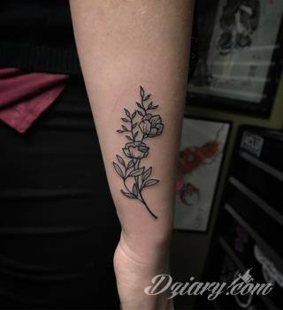 Niesamowite w swojej formie tatuaże-rękawy zajmują cała powierzchnię ramiona i przedramiona. Tworzą jednolitą zdobiącą ciało całość. Taki graficzny rękaw na skórze to tatuaż szczególnie ciekawy w przypadku aktywnych, silnych mężczyzn. 