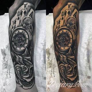 Niesamowite w swojej formie tatuaże-rękawy zajmują cała powierzchnię ramiona i przedramiona. Tworzą jednolitą zdobiącą ciało całość. Taki graficzny rękaw na skórze to tatuaż szczególnie ciekawy w przypadku aktywnych, silnych mężczyzn. 