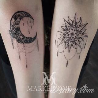 Niesamowite w swojej formie tatuaże-rękawy zajmują cała powierzchnię ramiona i przedramiona. Tworzą jednolitą zdobiącą ciało całość. Taki graficzny rękaw na skórze to tatuaż szczególnie ciekawy w przypadku aktywnych, silnych mężczyzn. 