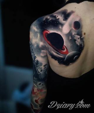 Niesamowite w swojej formie tatuaże-rękawy zajmują cała powierzchnię ramiona i przedramiona. Tworzą jednolitą zdobiącą ciało całość. Taki graficzny rękaw na skórze to tatuaż szczególnie ciekawy w przypadku aktywnych, silnych mężczyzn. 