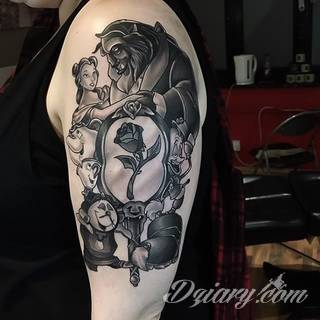 Niesamowite w swojej formie tatuaże-rękawy zajmują cała powierzchnię ramiona i przedramiona. Tworzą jednolitą zdobiącą ciało całość. Taki graficzny rękaw na skórze to tatuaż szczególnie ciekawy w przypadku aktywnych, silnych mężczyzn. 