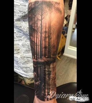 Niesamowite w swojej formie tatuaże-rękawy zajmują cała powierzchnię ramiona i przedramiona. Tworzą jednolitą zdobiącą ciało całość. Taki graficzny rękaw na skórze to tatuaż szczególnie ciekawy w przypadku aktywnych, silnych mężczyzn. 