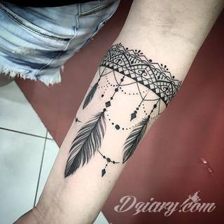 Niesamowite w swojej formie tatuaże-rękawy zajmują cała powierzchnię ramiona i przedramiona. Tworzą jednolitą zdobiącą ciało całość. Taki graficzny rękaw na skórze to tatuaż szczególnie ciekawy w przypadku aktywnych, silnych mężczyzn. 