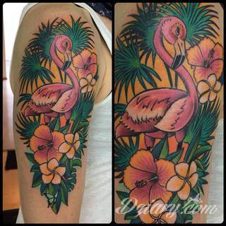 Niesamowite w swojej formie tatuaże-rękawy zajmują cała powierzchnię ramiona i przedramiona. Tworzą jednolitą zdobiącą ciało całość. Taki graficzny rękaw na skórze to tatuaż szczególnie ciekawy w przypadku aktywnych, silnych mężczyzn. 