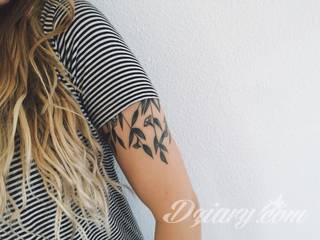 Niesamowite w swojej formie tatuaże-rękawy zajmują cała powierzchnię ramiona i przedramiona. Tworzą jednolitą zdobiącą ciało całość. Taki graficzny rękaw na skórze to tatuaż szczególnie ciekawy w przypadku aktywnych, silnych mężczyzn. 