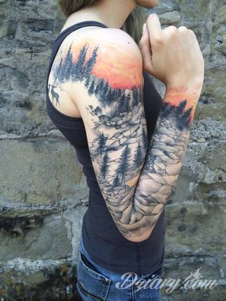Niesamowite w swojej formie tatuaże-rękawy zajmują cała powierzchnię ramiona i przedramiona. Tworzą jednolitą zdobiącą ciało całość. Taki graficzny rękaw na skórze to tatuaż szczególnie ciekawy w przypadku aktywnych, silnych mężczyzn. 