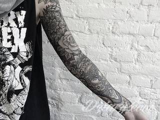 Niesamowite w swojej formie tatuaże-rękawy zajmują cała powierzchnię ramiona i przedramiona. Tworzą jednolitą zdobiącą ciało całość. Taki graficzny rękaw na skórze to tatuaż szczególnie ciekawy w przypadku aktywnych, silnych mężczyzn. 