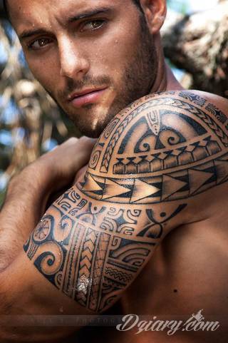 Niesamowite w swojej formie tatuaże-rękawy zajmują cała powierzchnię ramiona i przedramiona. Tworzą jednolitą zdobiącą ciało całość. Taki graficzny rękaw na skórze to tatuaż szczególnie ciekawy w przypadku aktywnych, silnych mężczyzn. 