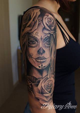 Niesamowite w swojej formie tatuaże-rękawy zajmują cała powierzchnię ramiona i przedramiona. Tworzą jednolitą zdobiącą ciało całość. Taki graficzny rękaw na skórze to tatuaż szczególnie ciekawy w przypadku aktywnych, silnych mężczyzn. 