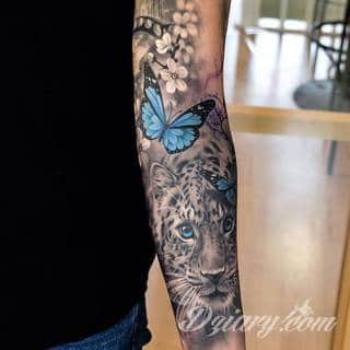 Niesamowite w swojej formie tatuaże-rękawy zajmują cała powierzchnię ramiona i przedramiona. Tworzą jednolitą zdobiącą ciało całość. Taki graficzny rękaw na skórze to tatuaż szczególnie ciekawy w przypadku aktywnych, silnych mężczyzn. 