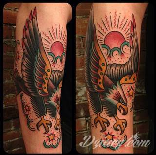 Niesamowite w swojej formie tatuaże-rękawy zajmują cała powierzchnię ramiona i przedramiona. Tworzą jednolitą zdobiącą ciało całość. Taki graficzny rękaw na skórze to tatuaż szczególnie ciekawy w przypadku aktywnych, silnych mężczyzn. 