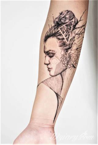 Niesamowite w swojej formie tatuaże-rękawy zajmują cała powierzchnię ramiona i przedramiona. Tworzą jednolitą zdobiącą ciało całość. Taki graficzny rękaw na skórze to tatuaż szczególnie ciekawy w przypadku aktywnych, silnych mężczyzn. 