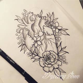 Niesamowite w swojej formie tatuaże-rękawy zajmują cała powierzchnię ramiona i przedramiona. Tworzą jednolitą zdobiącą ciało całość. Taki graficzny rękaw na skórze to tatuaż szczególnie ciekawy w przypadku aktywnych, silnych mężczyzn. 