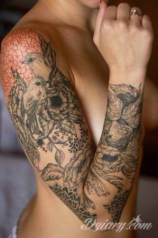 Niesamowite w swojej formie tatuaże-rękawy zajmują cała powierzchnię ramiona i przedramiona. Tworzą jednolitą zdobiącą ciało całość. Taki graficzny rękaw na skórze to tatuaż szczególnie ciekawy w przypadku aktywnych, silnych mężczyzn. 