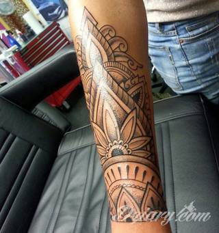 Niesamowite w swojej formie tatuaże-rękawy zajmują cała powierzchnię ramiona i przedramiona. Tworzą jednolitą zdobiącą ciało całość. Taki graficzny rękaw na skórze to tatuaż szczególnie ciekawy w przypadku aktywnych, silnych mężczyzn. 