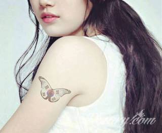 Niesamowite w swojej formie tatuaże-rękawy zajmują cała powierzchnię ramiona i przedramiona. Tworzą jednolitą zdobiącą ciało całość. Taki graficzny rękaw na skórze to tatuaż szczególnie ciekawy w przypadku aktywnych, silnych mężczyzn. 