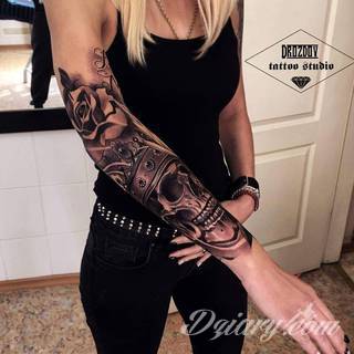 Niesamowite w swojej formie tatuaże-rękawy zajmują cała powierzchnię ramiona i przedramiona. Tworzą jednolitą zdobiącą ciało całość. Taki graficzny rękaw na skórze to tatuaż szczególnie ciekawy w przypadku aktywnych, silnych mężczyzn. 