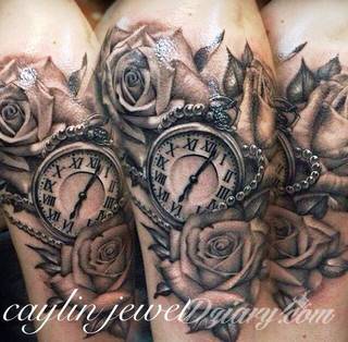 Niesamowite w swojej formie tatuaże-rękawy zajmują cała powierzchnię ramiona i przedramiona. Tworzą jednolitą zdobiącą ciało całość. Taki graficzny rękaw na skórze to tatuaż szczególnie ciekawy w przypadku aktywnych, silnych mężczyzn. 