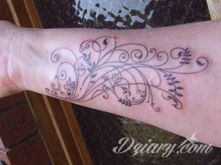 Niesamowite w swojej formie tatuaże-rękawy zajmują cała powierzchnię ramiona i przedramiona. Tworzą jednolitą zdobiącą ciało całość. Taki graficzny rękaw na skórze to tatuaż szczególnie ciekawy w przypadku aktywnych, silnych mężczyzn. 