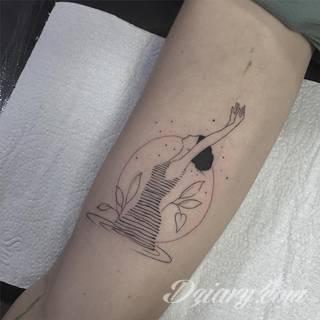 Niesamowite w swojej formie tatuaże-rękawy zajmują cała powierzchnię ramiona i przedramiona. Tworzą jednolitą zdobiącą ciało całość. Taki graficzny rękaw na skórze to tatuaż szczególnie ciekawy w przypadku aktywnych, silnych mężczyzn. 