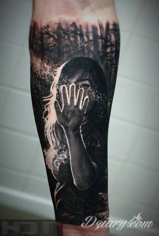 Niesamowite w swojej formie tatuaże-rękawy zajmują cała powierzchnię ramiona i przedramiona. Tworzą jednolitą zdobiącą ciało całość. Taki graficzny rękaw na skórze to tatuaż szczególnie ciekawy w przypadku aktywnych, silnych mężczyzn. 