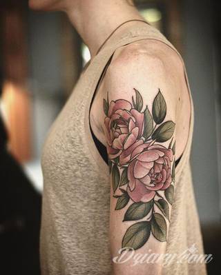 Niesamowite w swojej formie tatuaże-rękawy zajmują cała powierzchnię ramiona i przedramiona. Tworzą jednolitą zdobiącą ciało całość. Taki graficzny rękaw na skórze to tatuaż szczególnie ciekawy w przypadku aktywnych, silnych mężczyzn. 