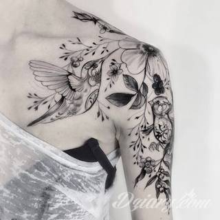 Niesamowite w swojej formie tatuaże-rękawy zajmują cała powierzchnię ramiona i przedramiona. Tworzą jednolitą zdobiącą ciało całość. Taki graficzny rękaw na skórze to tatuaż szczególnie ciekawy w przypadku aktywnych, silnych mężczyzn. 