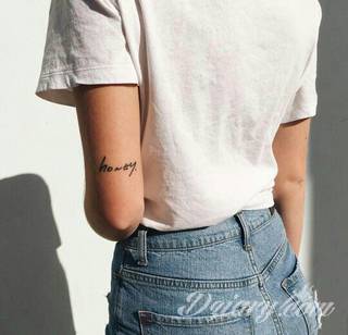 Niesamowite w swojej formie tatuaże-rękawy zajmują cała powierzchnię ramiona i przedramiona. Tworzą jednolitą zdobiącą ciało całość. Taki graficzny rękaw na skórze to tatuaż szczególnie ciekawy w przypadku aktywnych, silnych mężczyzn. 