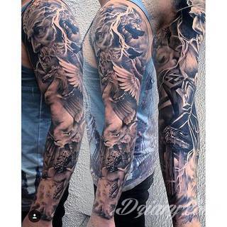 Niesamowite w swojej formie tatuaże-rękawy zajmują cała powierzchnię ramiona i przedramiona. Tworzą jednolitą zdobiącą ciało całość. Taki graficzny rękaw na skórze to tatuaż szczególnie ciekawy w przypadku aktywnych, silnych mężczyzn. 