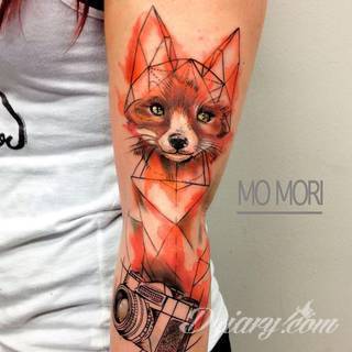 Niesamowite w swojej formie tatuaże-rękawy zajmują cała powierzchnię ramiona i przedramiona. Tworzą jednolitą zdobiącą ciało całość. Taki graficzny rękaw na skórze to tatuaż szczególnie ciekawy w przypadku aktywnych, silnych mężczyzn. 