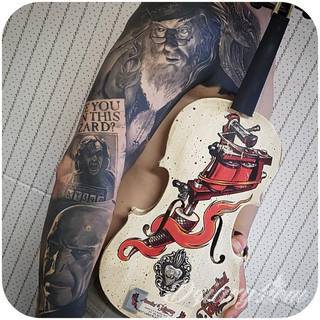 Niesamowite w swojej formie tatuaże-rękawy zajmują cała powierzchnię ramiona i przedramiona. Tworzą jednolitą zdobiącą ciało całość. Taki graficzny rękaw na skórze to tatuaż szczególnie ciekawy w przypadku aktywnych, silnych mężczyzn. 