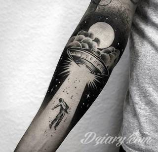 Niesamowite w swojej formie tatuaże-rękawy zajmują cała powierzchnię ramiona i przedramiona. Tworzą jednolitą zdobiącą ciało całość. Taki graficzny rękaw na skórze to tatuaż szczególnie ciekawy w przypadku aktywnych, silnych mężczyzn. 