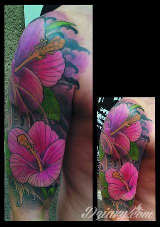 Niesamowite w swojej formie tatuaże-rękawy zajmują cała powierzchnię ramiona i przedramiona. Tworzą jednolitą zdobiącą ciało całość. Taki graficzny rękaw na skórze to tatuaż szczególnie ciekawy w przypadku aktywnych, silnych mężczyzn. 