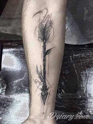 Niesamowite w swojej formie tatuaże-rękawy zajmują cała powierzchnię ramiona i przedramiona. Tworzą jednolitą zdobiącą ciało całość. Taki graficzny rękaw na skórze to tatuaż szczególnie ciekawy w przypadku aktywnych, silnych mężczyzn. 