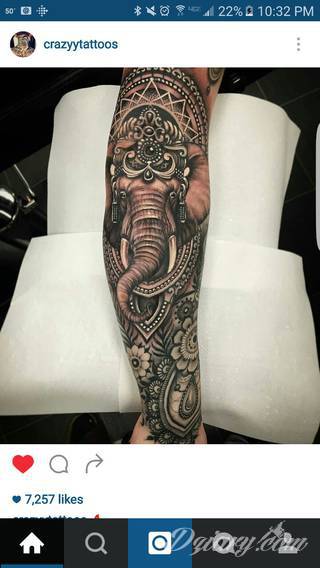 Niesamowite w swojej formie tatuaże-rękawy zajmują cała powierzchnię ramiona i przedramiona. Tworzą jednolitą zdobiącą ciało całość. Taki graficzny rękaw na skórze to tatuaż szczególnie ciekawy w przypadku aktywnych, silnych mężczyzn. 