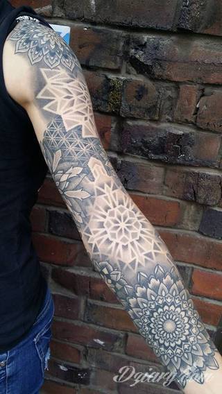 Niesamowite w swojej formie tatuaże-rękawy zajmują cała powierzchnię ramiona i przedramiona. Tworzą jednolitą zdobiącą ciało całość. Taki graficzny rękaw na skórze to tatuaż szczególnie ciekawy w przypadku aktywnych, silnych mężczyzn. 