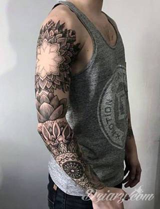 Niesamowite w swojej formie tatuaże-rękawy zajmują cała powierzchnię ramiona i przedramiona. Tworzą jednolitą zdobiącą ciało całość. Taki graficzny rękaw na skórze to tatuaż szczególnie ciekawy w przypadku aktywnych, silnych mężczyzn. 