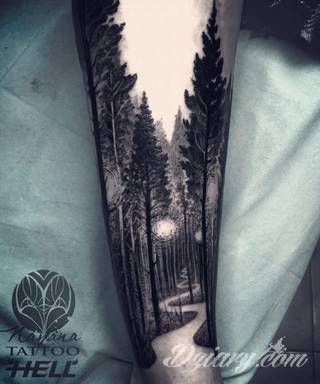 Niesamowite w swojej formie tatuaże-rękawy zajmują cała powierzchnię ramiona i przedramiona. Tworzą jednolitą zdobiącą ciało całość. Taki graficzny rękaw na skórze to tatuaż szczególnie ciekawy w przypadku aktywnych, silnych mężczyzn. 