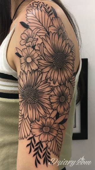 Niesamowite w swojej formie tatuaże-rękawy zajmują cała powierzchnię ramiona i przedramiona. Tworzą jednolitą zdobiącą ciało całość. Taki graficzny rękaw na skórze to tatuaż szczególnie ciekawy w przypadku aktywnych, silnych mężczyzn. 