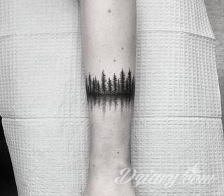 Niesamowite w swojej formie tatuaże-rękawy zajmują cała powierzchnię ramiona i przedramiona. Tworzą jednolitą zdobiącą ciało całość. Taki graficzny rękaw na skórze to tatuaż szczególnie ciekawy w przypadku aktywnych, silnych mężczyzn. 