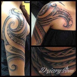 Niesamowite w swojej formie tatuaże-rękawy zajmują cała powierzchnię ramiona i przedramiona. Tworzą jednolitą zdobiącą ciało całość. Taki graficzny rękaw na skórze to tatuaż szczególnie ciekawy w przypadku aktywnych, silnych mężczyzn. 