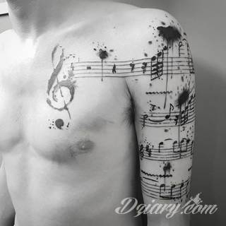 Niesamowite w swojej formie tatuaże-rękawy zajmują cała powierzchnię ramiona i przedramiona. Tworzą jednolitą zdobiącą ciało całość. Taki graficzny rękaw na skórze to tatuaż szczególnie ciekawy w przypadku aktywnych, silnych mężczyzn. 