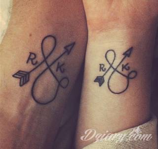 Niesamowite w swojej formie tatuaże-rękawy zajmują cała powierzchnię ramiona i przedramiona. Tworzą jednolitą zdobiącą ciało całość. Taki graficzny rękaw na skórze to tatuaż szczególnie ciekawy w przypadku aktywnych, silnych mężczyzn. 