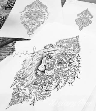 Niesamowite w swojej formie tatuaże-rękawy zajmują cała powierzchnię ramiona i przedramiona. Tworzą jednolitą zdobiącą ciało całość. Taki graficzny rękaw na skórze to tatuaż szczególnie ciekawy w przypadku aktywnych, silnych mężczyzn. 