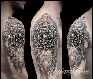 Niesamowite w swojej formie tatuaże-rękawy zajmują cała powierzchnię ramiona i przedramiona. Tworzą jednolitą zdobiącą ciało całość. Taki graficzny rękaw na skórze to tatuaż szczególnie ciekawy w przypadku aktywnych, silnych mężczyzn. 