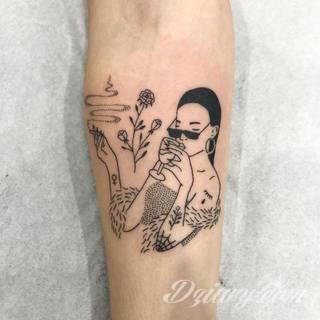 Niesamowite w swojej formie tatuaże-rękawy zajmują cała powierzchnię ramiona i przedramiona. Tworzą jednolitą zdobiącą ciało całość. Taki graficzny rękaw na skórze to tatuaż szczególnie ciekawy w przypadku aktywnych, silnych mężczyzn. 