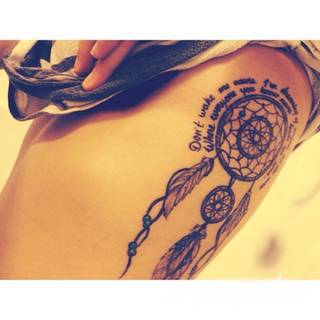 Niesamowite w swojej formie tatuaże-rękawy zajmują cała powierzchnię ramiona i przedramiona. Tworzą jednolitą zdobiącą ciało całość. Taki graficzny rękaw na skórze to tatuaż szczególnie ciekawy w przypadku aktywnych, silnych mężczyzn. 